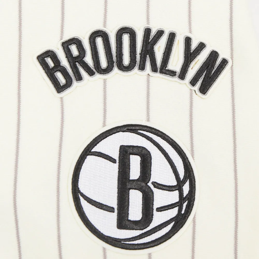 NBA BROOKLYN NETS PINSTRIPE RETRO CLASSIC WOMEN'S RIB FLC CROPPED PO HOO (EGGSHELL/ GREY)
