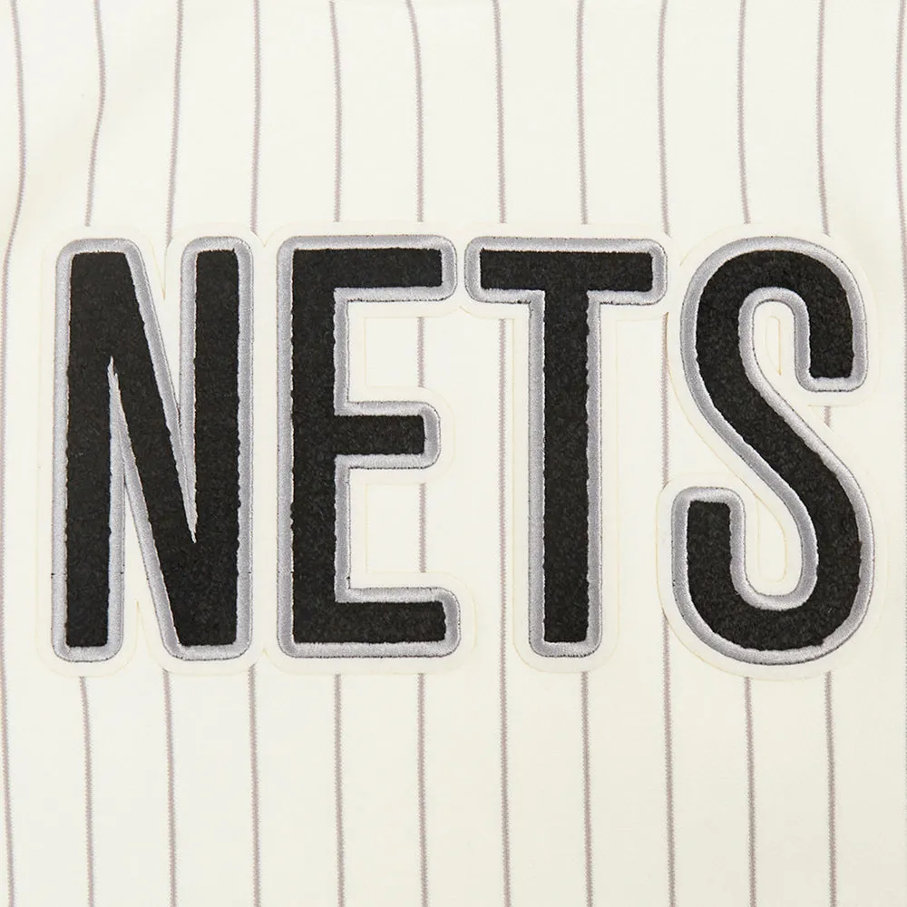 NBA BROOKLYN NETS PINSTRIPE RETRO CLASSIC WOMEN'S RIB FLC CROPPED PO HOO (EGGSHELL/ GREY)